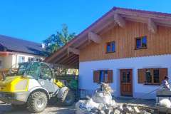 39470123-hier-muss-noch-gepflastert-und-der-eingangsbereich-mit-einem-dach-versehen-werden-stache-o70