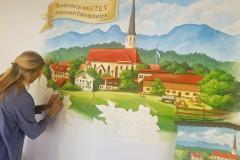 39470124-julia-hoerfurter-malt-das-wandbild-rechts-unten-ist-das-vereinstaferl-als-vorbild-zu-sehen-Qo73